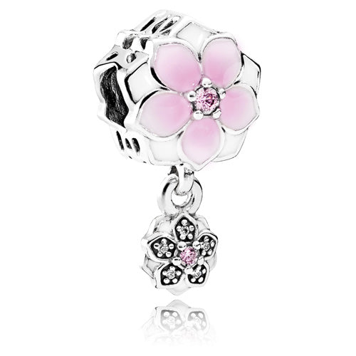 سحر زهرة الماغنوليا مع زهرة متدلية